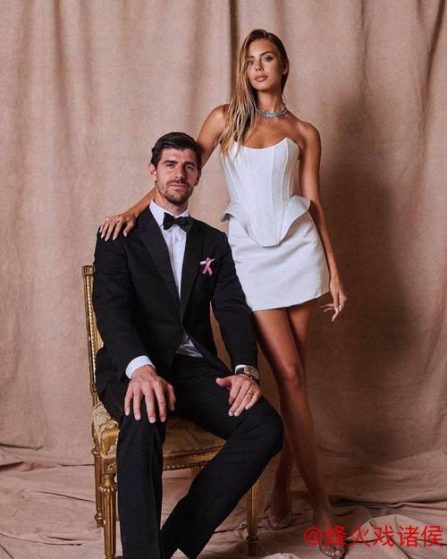 本坦库尔女友社交媒体发图：圣诞快乐祝福送给大家