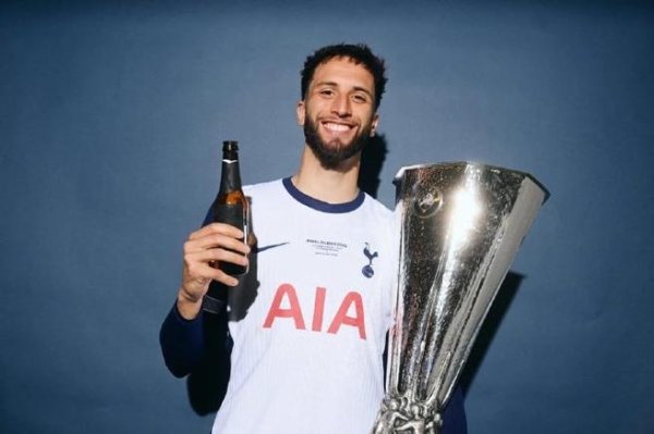 问鼎娱乐下载 本坦库尔女友社交媒体发图：圣诞快乐祝福送给大家