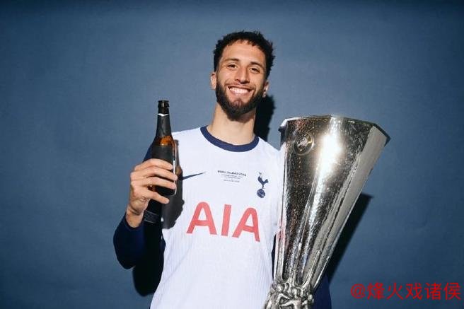 本坦库尔女友社交媒体发图：圣诞快乐祝福送给大家