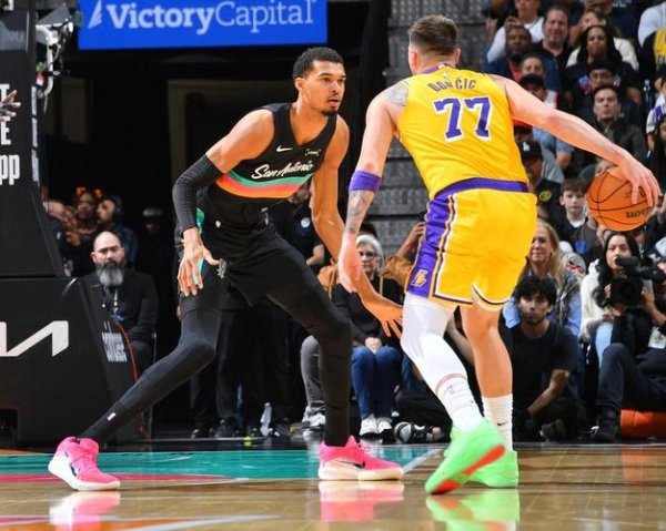 问鼎娱乐下载入口 东契奇空砍38+10+10文班亚马16+14 湖人不敌马刺